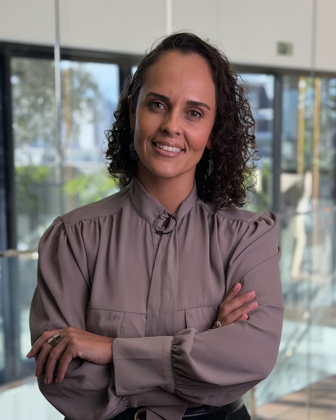 Francine Sinnott sorrindo, de braços cruzados.